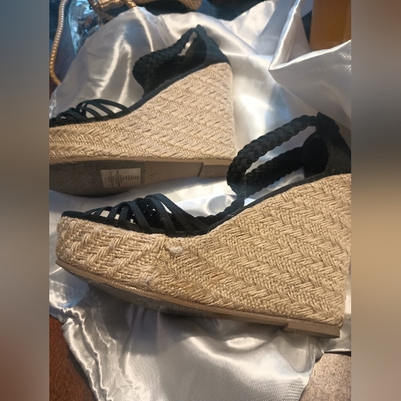 Like New Black&Straw like Material Wedges - Picture 4 of 7